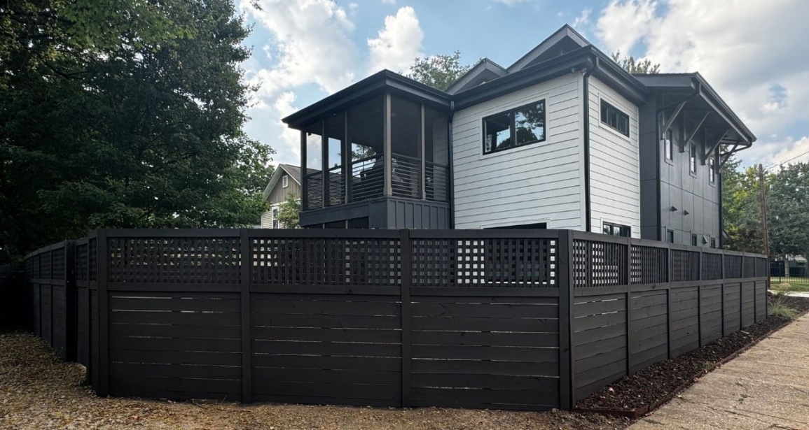 A house with a professionally painted fence that reflects Raleigh’s local style and trend, completed by an exterior painting specialist.