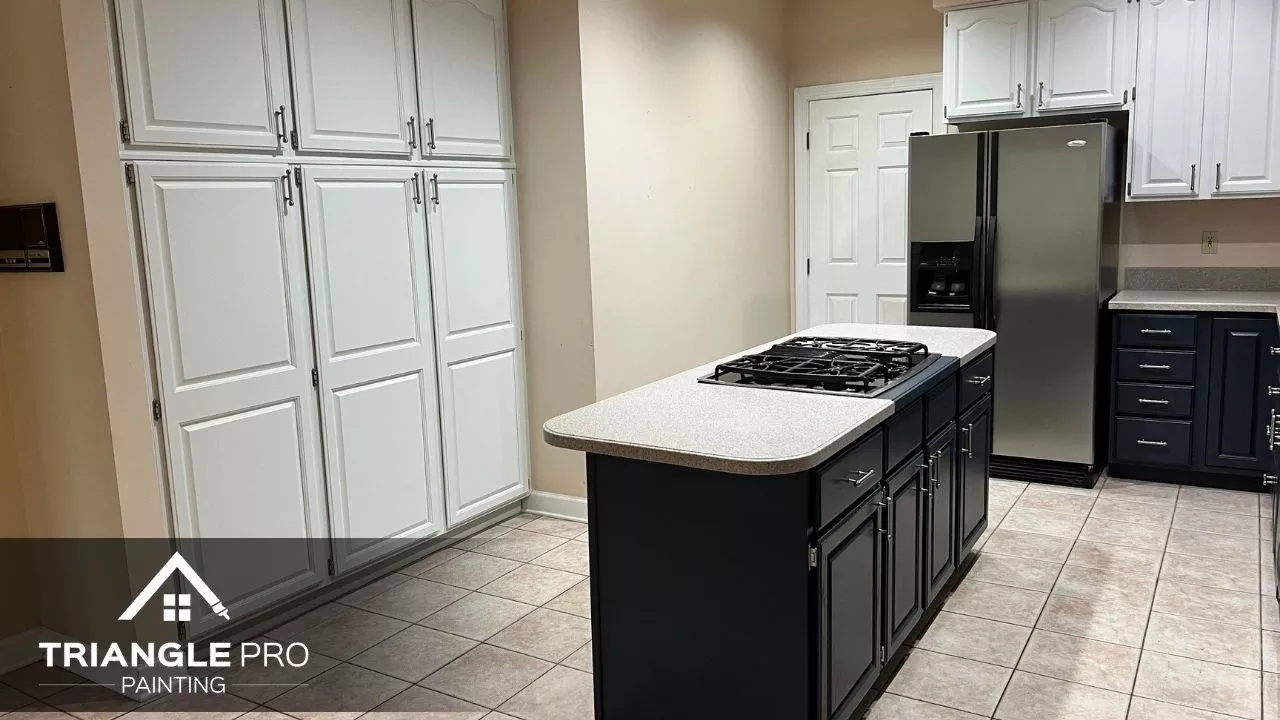 upper cabinets in white and lower cabinets in navy blue for a two-tone modern look.